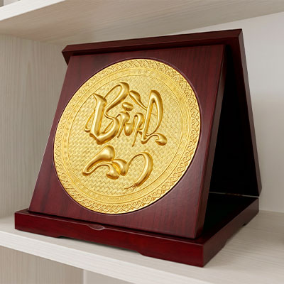 Hộp quà tặng tranh chữ Bình An bằng đồng dát vàng vuông 23cm