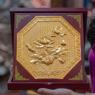 Quà Tặng Hộp Tranh Hoa Sen (mẫu lục giác) Bằng Đồng Dát Vàng Khổ Vuông 23cm