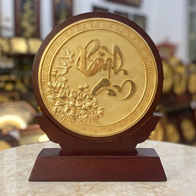 Tranh tròn chữ Bình An bằng đồng dát vàng dạng để bàn