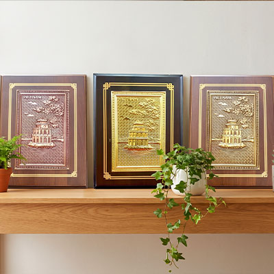 Quà tặng tranh Tháp Rùa Hồ Gươm bằng đồng khổ dọc dạng để bàn 20cm x 25cm